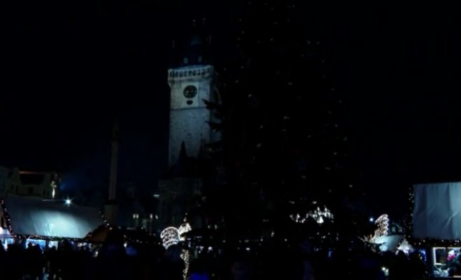 Елка на Староместской площади в Праге погасла в знак солидарности с Украиной