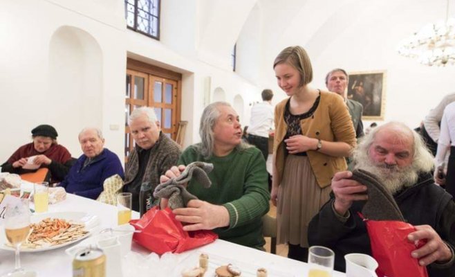 В Архиепископском дворце состоялся рождественский обед для бездомных