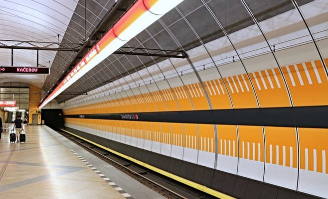 Во вторник вечером в пражском метро на пути упал человек