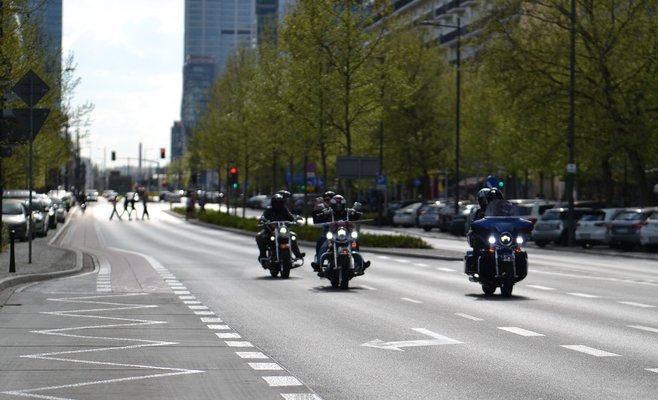 В Праге с весны мотоциклы и скутеры смогут ездить по полосам для общественного транспорта