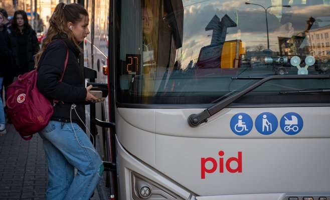 В пражских автобусах и троллейбусах установят терминалы бесконтактной оплаты