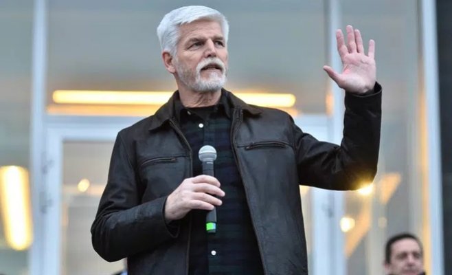 В Брно около 8 тысяч человек вышли на улицу поприветствовать Петра Павла, пришлось перекрыть улицу.