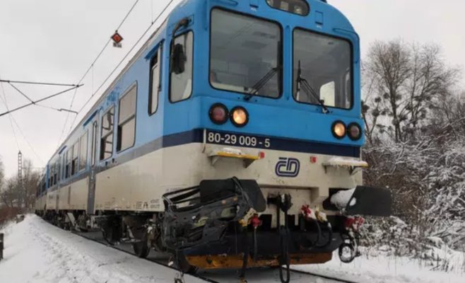 На ЖД переезде в Остраве столкнулись поезд с автомобилем. Погибли двое детей