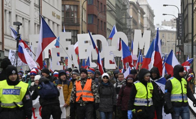 Мы хотим отставку власти и мира. Сотни людей в Праге протестуют против правительства и Петра Павла