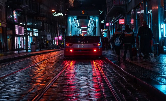 Трамвай сбил девочку в центре Праги, видео стало вирусным