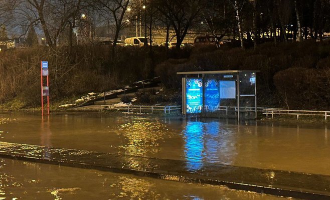 Авария водопровода на пражском Баррандове превратила улицу в реку