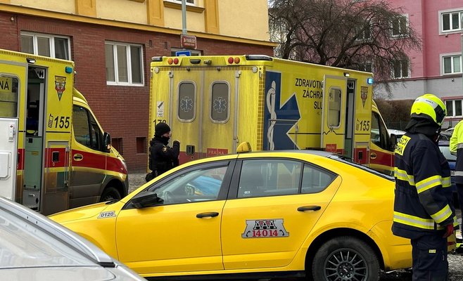 Такси без водителя сбило пешехода в Праге. Девушка погибла на месте