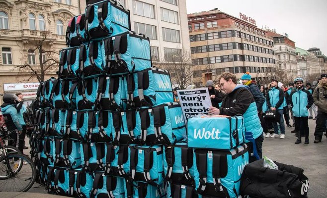 Курьер - не раб. Рабочие Wolt вышли на демонстрацию в центр Праги