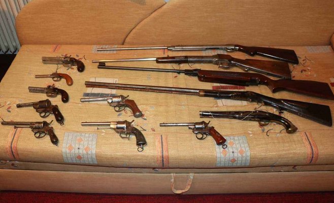 Мужчина умер, полицейские нашли у него 600 единиц огнестрельного оружия