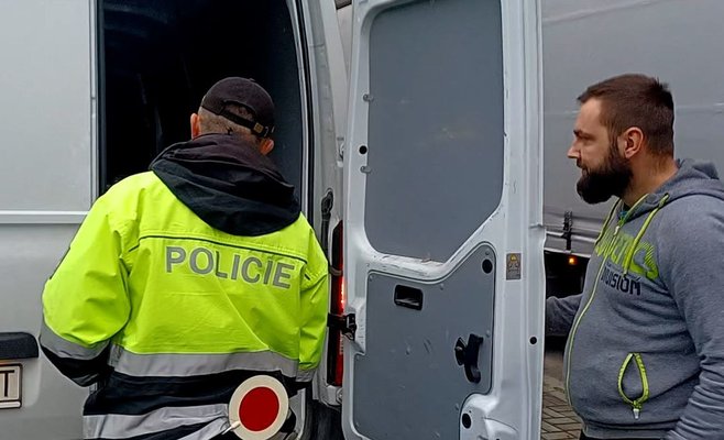 Чехия решила завершить временный контроль на границе со Словакией