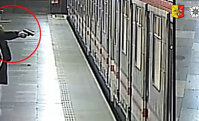 Неизвестный размахивал пистолетом в метро. Пассажиры вызвали полицию