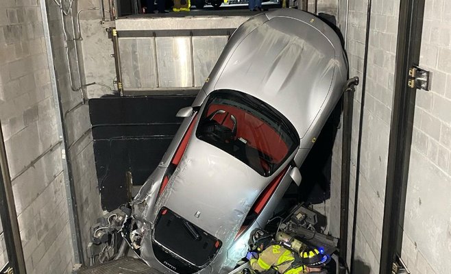 Ferrari за $250 000 упала во время парковки
