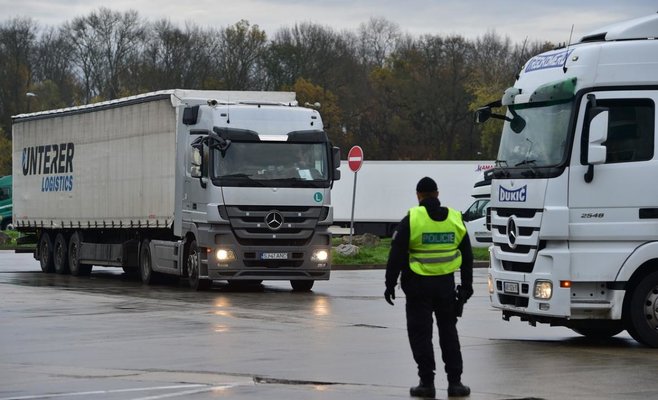 Во время проверок на границах полиция задержала 9 660 нелегала и 142 человека по подозрению о незаконном ввозе мигрантов