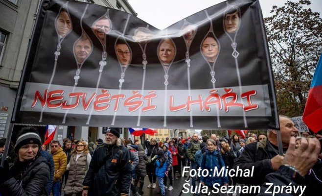 МВД предупреждает: Недовольные чехи могут угрожать демократическим основам страны