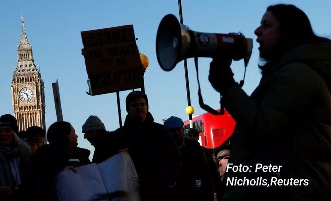 Забастовка медсестер за повышение зарплаты на улицах Британии