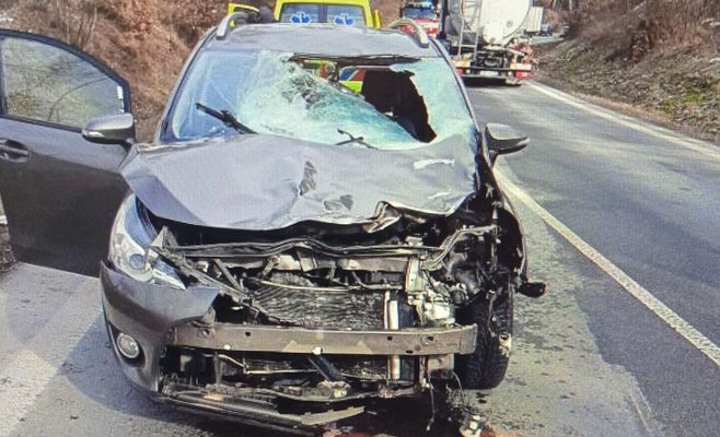 Кусок льда отпал с грузовика и разбил автомобиль