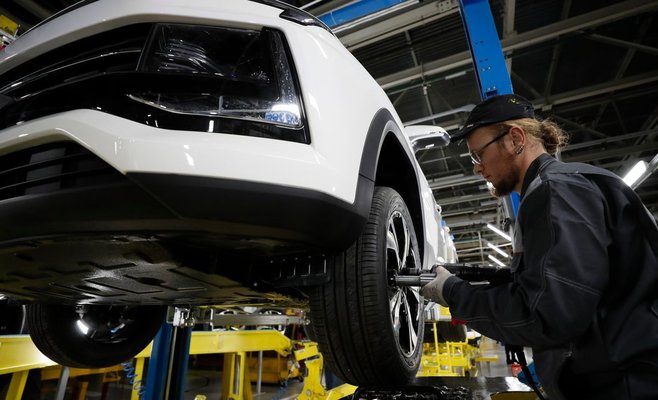 Продажи автомобилей в России в январе снизились на 63 процента