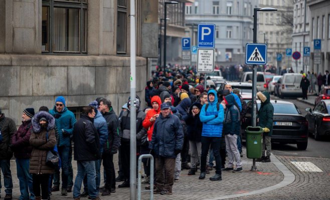 По всей стране тысячи людей стоят в очереди, чтобы получить специальную купюру 1000 крон