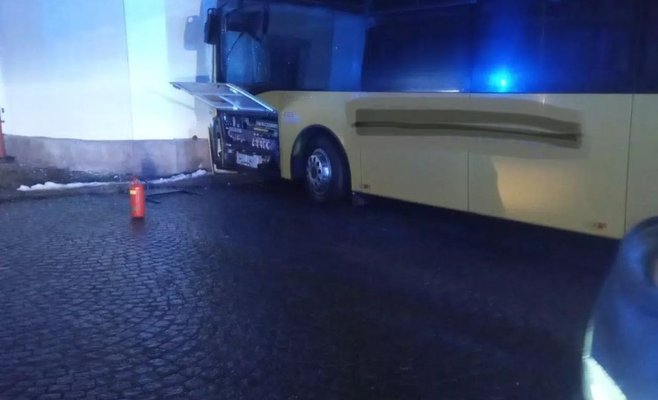 Автобус врезался в церковь