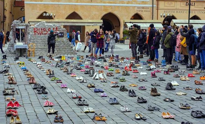 На Староместской площади почтили память жертв войны в Украине выставив 480 пар обуви