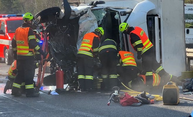 Автомагистраль D5 закрыта из-за крупной аварии