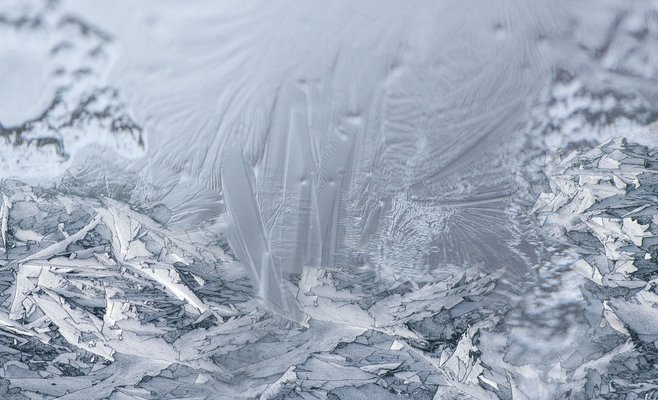 Гололед, а затем сильный ветер обрушатся на Чешскую Республику