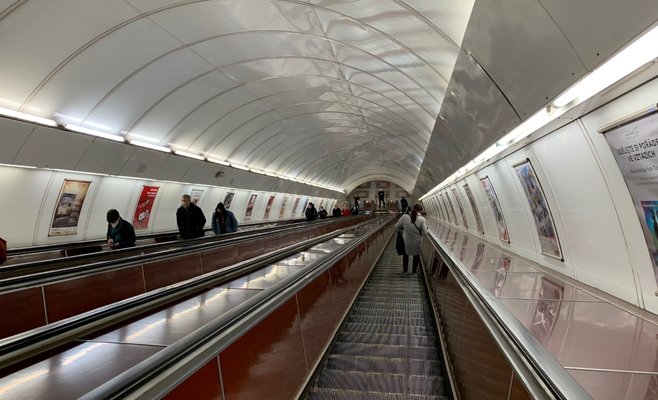 Движение метро на красной ветке было остановлено из-за падения человека на рельсы