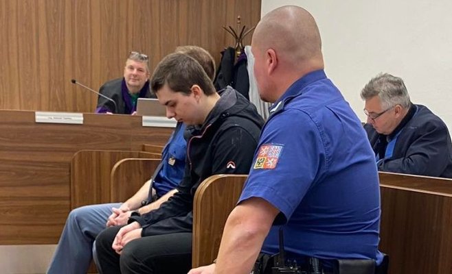 Студент получил 12 лет за убийство учителя мачете в Праге