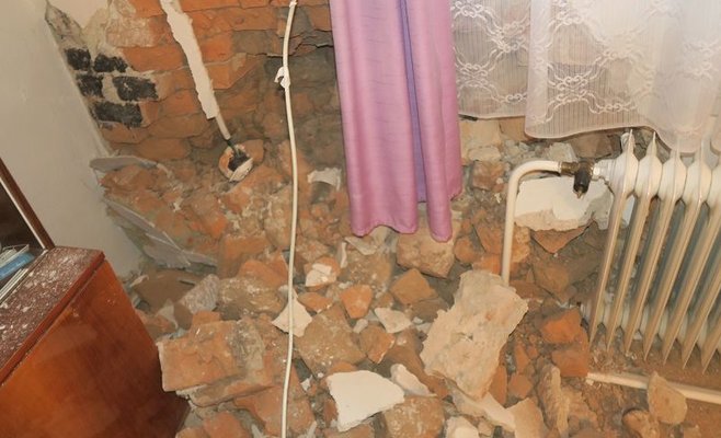 Пьяный водитель врезался на своем автомобиле в дом в Оломоуце