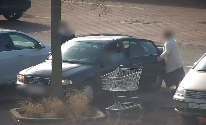 Автомобилем управлял 11-летний мальчик из Словакии. Он вез свою бабушку за покупками: ВИДЕО