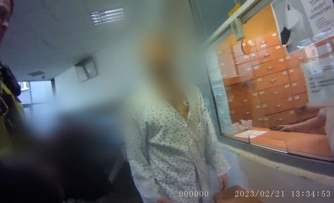 Мужчина вышел из отделения интенсивной терапии в пижаме и с электродами на теле