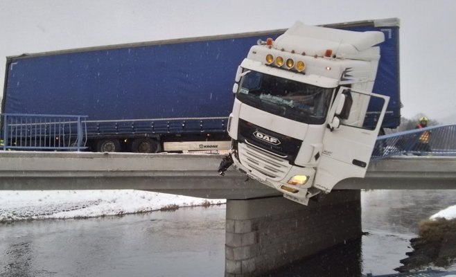 Грузовик под Есеником остался висеть над рекой