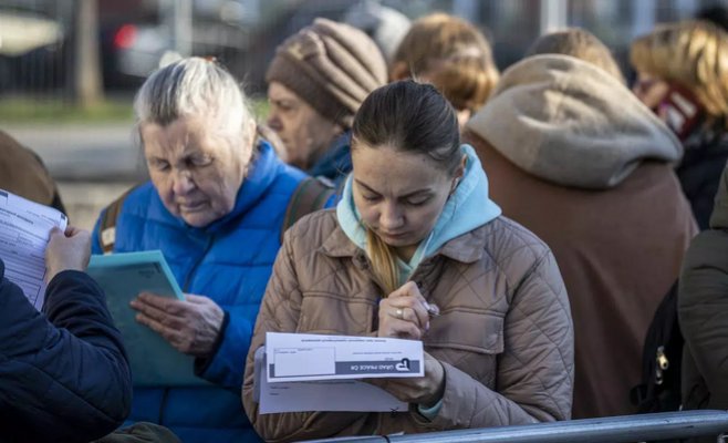 Беженцы должны оформить новые карточки медицинского страхования