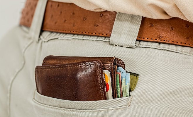 Мужчина продавал книги через Интернет. Его обманул мошенник, который сделал дубликат его карты