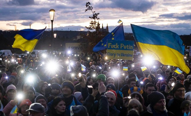 Тысячи людей в Праге выразили свою поддержку Украине. Петр Павел выступил, а посол ошеломил своим чешским языком