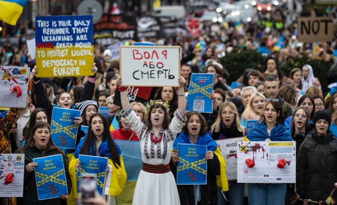 Тысячи людей в Праге выразили свою поддержку Украине. Петр Павел выступил, а посол ошеломил своим чешским языком