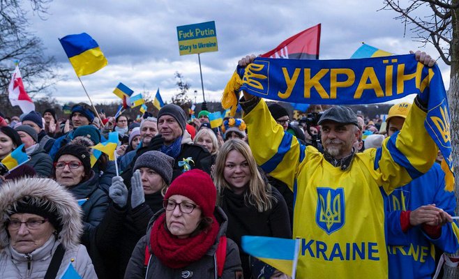 Тысячи людей в Праге выразили свою поддержку Украине. Петр Павел выступил, а посол ошеломил своим чешским языком