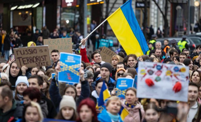 Тысячи людей в Праге выразили свою поддержку Украине. Петр Павел выступил, а посол ошеломил своим чешским языком