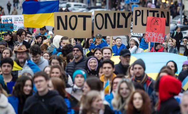 Тысячи людей в Праге выразили свою поддержку Украине. Петр Павел выступил, а посол ошеломил своим чешским языком