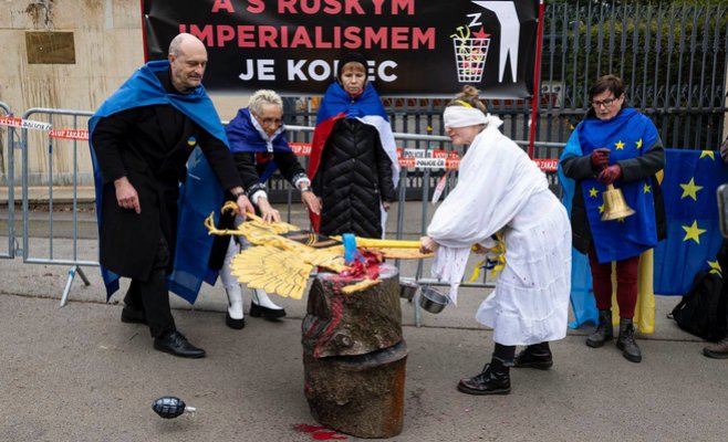 Тысячи людей в Праге выразили свою поддержку Украине. Петр Павел выступил, а посол ошеломил своим чешским языком