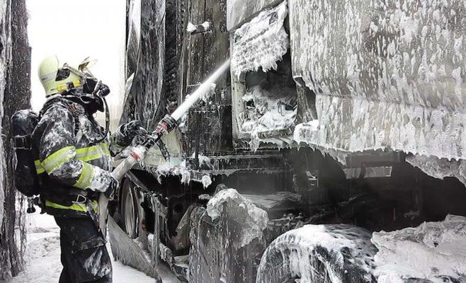 Грузовик загорелся во время движения по автостраде D7 в Кладно