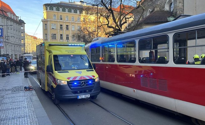Трамвай сбил девочку в Праге. Она лишилась ноги
