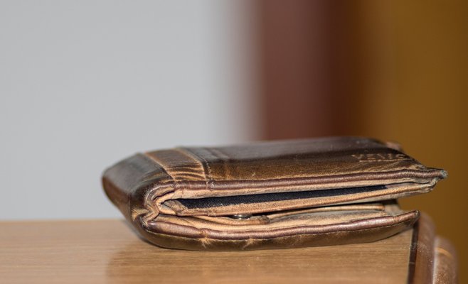 Средняя заработная плата выросла, но продолжает падать в реальном выражении