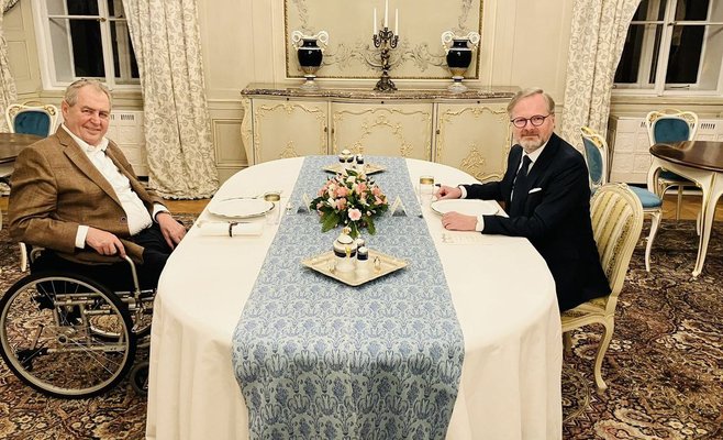 Земан и Фиала попрощались. За бокалом вина они обсудили Россию и пенсии