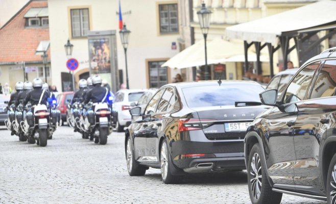 Избранный президент Павел прибыл на Пражский Град. Он прошел через Ворота Гигантов, пообедал с Земаном