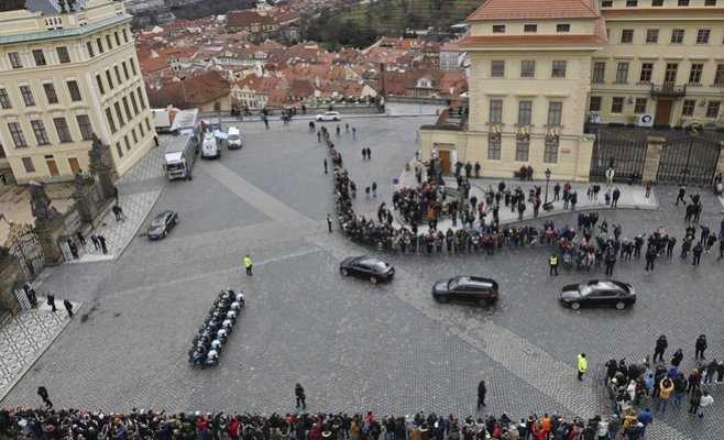 Избранный президент Павел прибыл на Пражский Град. Он прошел через Ворота Гигантов, пообедал с Земаном