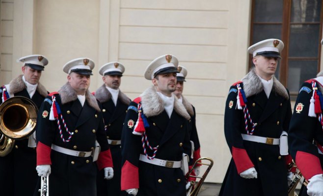 Избранный президент Павел прибыл на Пражский Град. Он прошел через Ворота Гигантов, пообедал с Земаном