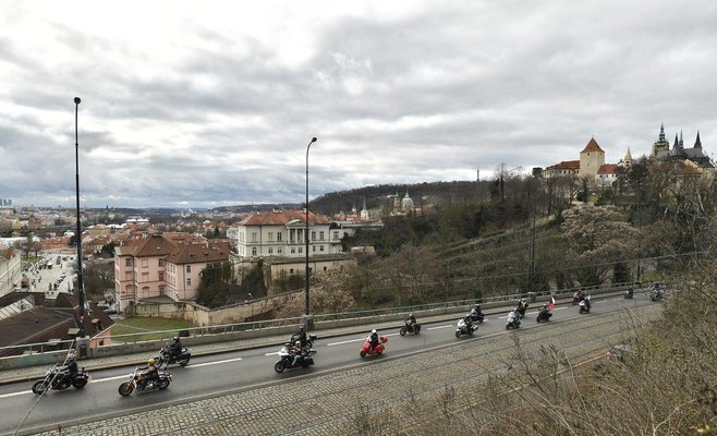 Избранный президент Павел прибыл на Пражский Град. Он прошел через Ворота Гигантов, пообедал с Земаном