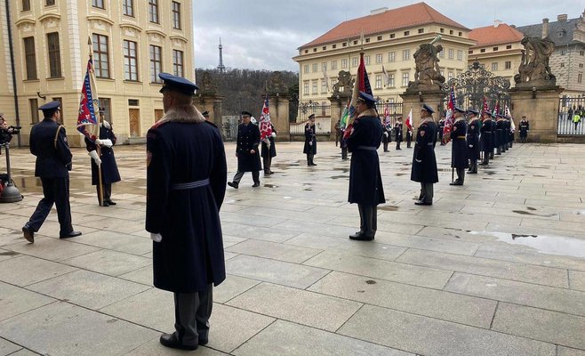 Избранный президент Павел прибыл на Пражский Град. Он прошел через Ворота Гигантов, пообедал с Земаном