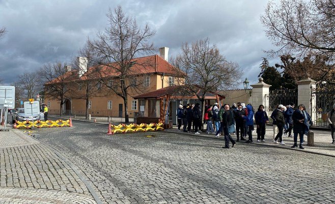 Избранный президент Павел прибыл на Пражский Град. Он прошел через Ворота Гигантов, пообедал с Земаном